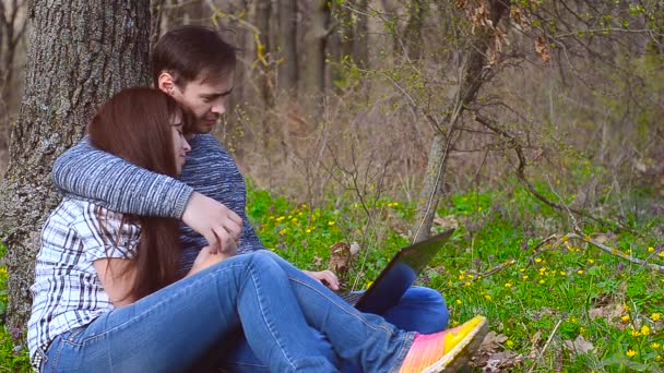 Liebhaber, die Musik hören, umarmen einen Laptop — Stockvideo