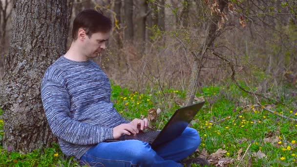 Чоловік, який друкує на клавіатурі — стокове відео
