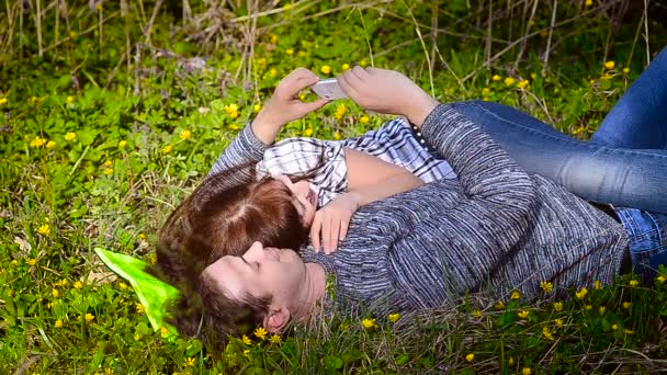 Hombre y mujer haciendo selfie — Vídeo de stock