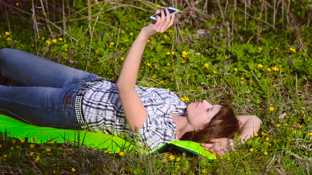 Meisje doet selfie met je telefoon — Stockvideo