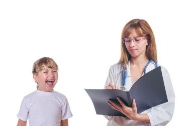 Kadın doktor siyah bir klasör ve küçük bir kız