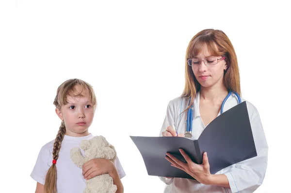 Vrouw arts met een zwarte map en een klein meisje — Stockfoto
