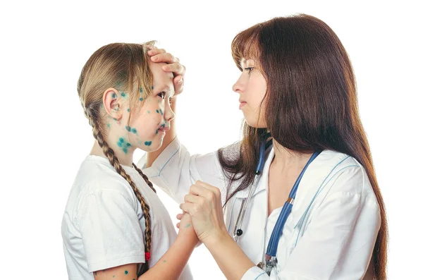 Лікар тримає на лобі дівчат хворих вітряних рук — стокове фото