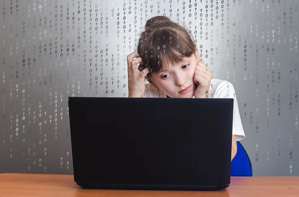 Hackermädchen denkt im Laptop — Stockfoto