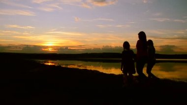 Annem çocuklarla batımında sahilde yürümek