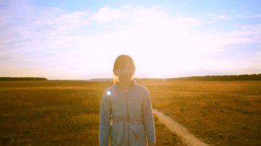 Gün batımına karşı kızı yola bakıp geri gülüyor oldu