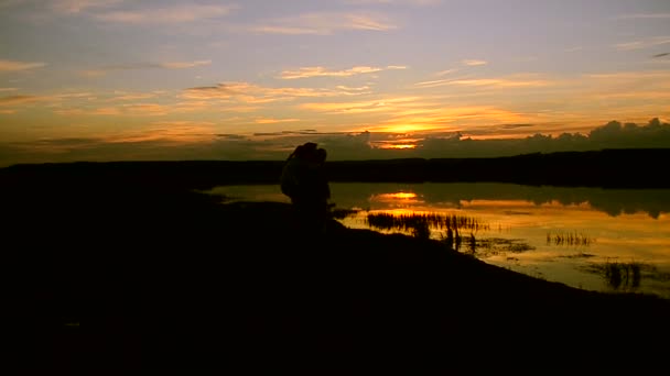 Enfants avec père tourbillonnant sur le rivage au coucher du soleil — Video