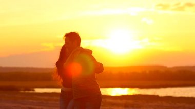 Aşık batımında koşuşturma ve selfie yapmak