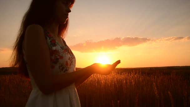 La chica sostiene el sol en la mano — Vídeos de Stock