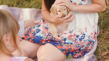 Çocuk annesi ile bir köpek yavrusu demir