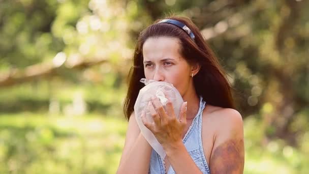 Girl a toksikomanka, smelling a package of glue — Stock Video