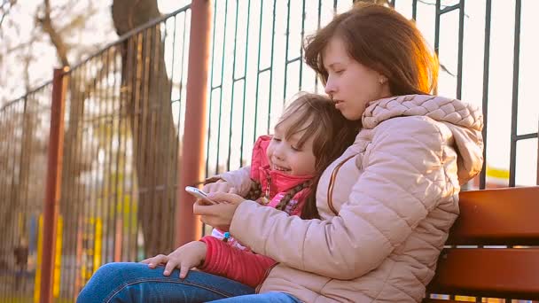 Una donna e sua figlia che fanno selfie — Video Stock