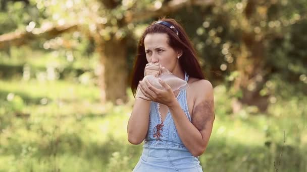 Meisje blisses uit, een pakket van aceton ruiken — Stockvideo