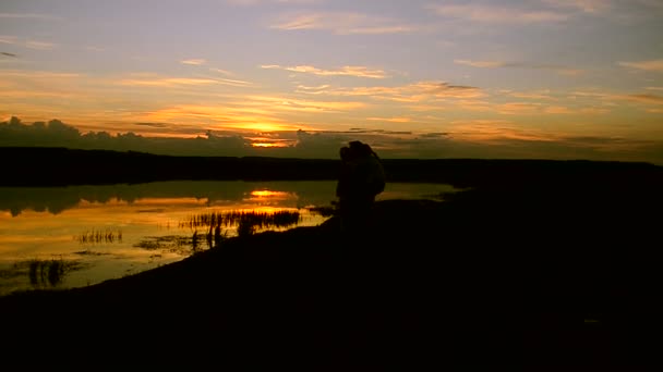 Crianças com pai rodopiar na costa ao pôr do sol — Vídeo de Stock