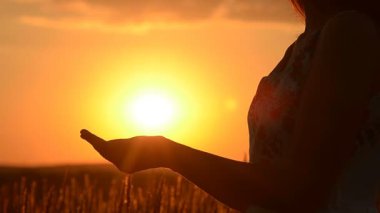 Kız güneş elinde tutan