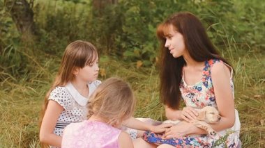 Çocuk annesi ile bir köpek yavrusu demir