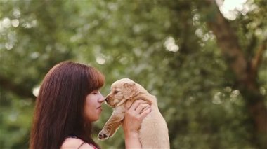 Kız küçük bir köpek yavrusu ile çalış