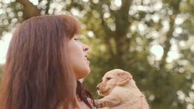 Kız küçük bir köpek yavrusu ile çalış