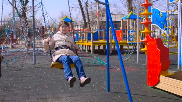 Meisje swingen op een schommel — Stockvideo