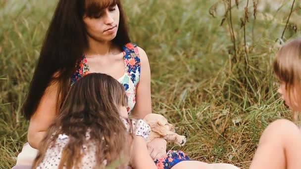 Bambini con madre stirano un cucciolo — Video Stock