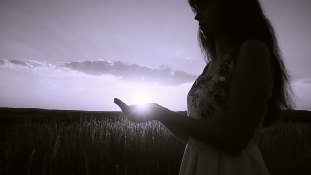 Mujer sostiene el frío sol en la mano — Vídeo de stock