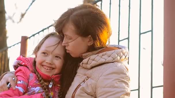 Женщина с дочерью обнимается — стоковое видео