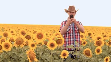 Adam selfie çekiyor..