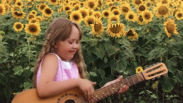 Menina com uma guitarra — Vídeo de Stock