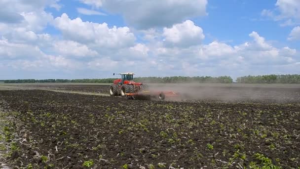 Traktor pluh země. — Stock video