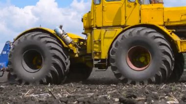 Traktör pulluk arazi.