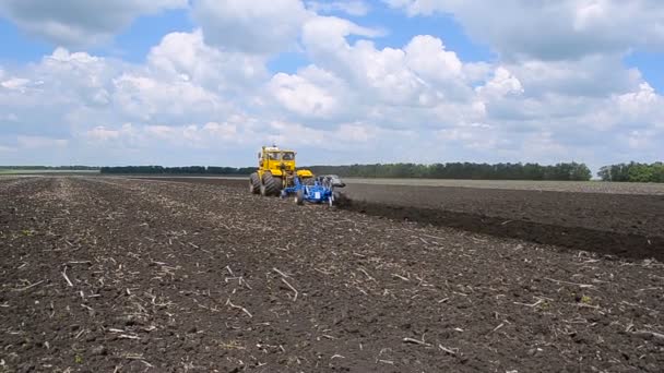 トラクターの耕す土地. — ストック動画
