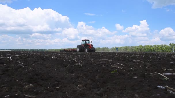 Tierra de arado tractor . — Vídeos de Stock