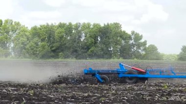 Traktör pulluk arazi.