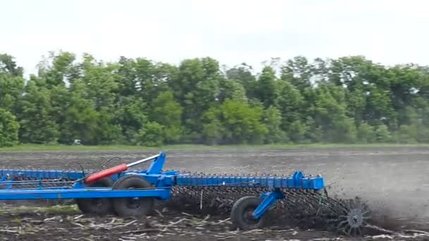 Трактор плуг землі . — стокове відео