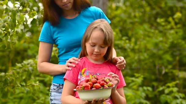 Girl eats strawberry. — Stock Video