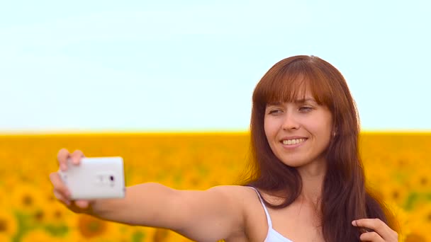 Selfie in zonnebloemen. — Stockvideo