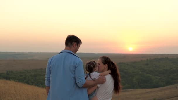 A child with mom and dad travel together to interesting places at sunset. Happy family walks in the park. Family and healthy childhood concept. The child loves mom and dad. Teamwork — Stock Video