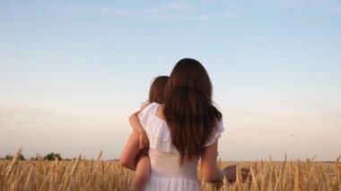 Anne ve kızı olgunlaşmış buğday tarlasında oynuyorlar, elleriyle kulaklarına dokunuyorlar. Anne bebeğiyle temiz havada yürür. Bir çiftçi anne buğday tarlasında çocuğunu kucağında taşır. Mutlu aile