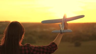 Kız pilot ve astronot olmak istiyor. Ağır çekim. Mutlu kız gün batımında oyuncak bir uçakla sahada koşuyor. Çocuklar oyuncak uçak oynuyorlar. Gençler uçmayı ve pilot olmayı hayal eder..
