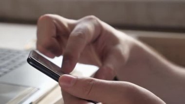 Akıllı telefonun ellerindeydi. İş adamı, iş kadını dizüstü bilgisayar ve akıllı telefon üzerinde çalışıyor. Yakın plan. Ofiste çalışmak için alet kullanıyorlar. Freelancer modern taşınabilir cihazlar üzerinde çalışmakla meşgul.