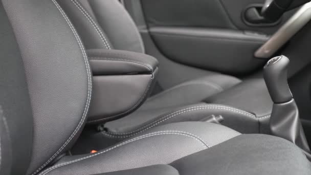 Hermoso diseño interior del coche de cuero. Cubiertas de asiento de cuero negro en el coche. asientos delanteros de cuero artificial en el coche. exclusivo acabado caro de moda. asientos de cuero de lujo en el coche. Movimiento lento — Vídeos de Stock