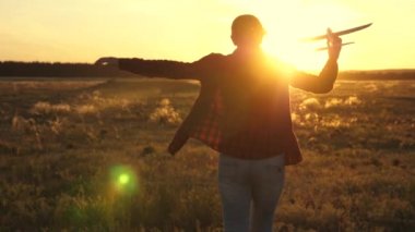Kız pilot ve astronot olmak istiyor. Ağır çekim. Mutlu kız gün batımında oyuncak bir uçakla sahada koşuyor. Çocuklar oyuncak uçak oynuyorlar. Gençler uçmayı ve pilot olmayı hayal eder..