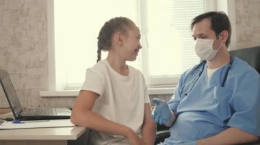 Bir çocuk doktoru ve genç birbirlerini elleriyle selamlarlar. Erkek bir doktor bir hastalıktan iyileşen çocuğu tebrik eder. Çocuk doktoru tedavi etti ve çocukla arkadaş oldu..