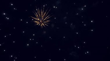 Gece gökyüzünde havai fişek gibi parlayan ışıklar. Parlak havai fişek gösterisi. Siyah gökyüzünde renkli gece patlamaları. Gece gökyüzünde çok renkli güzel havai fişekler. Yeni yıl arifesi havai fişek kutlaması.