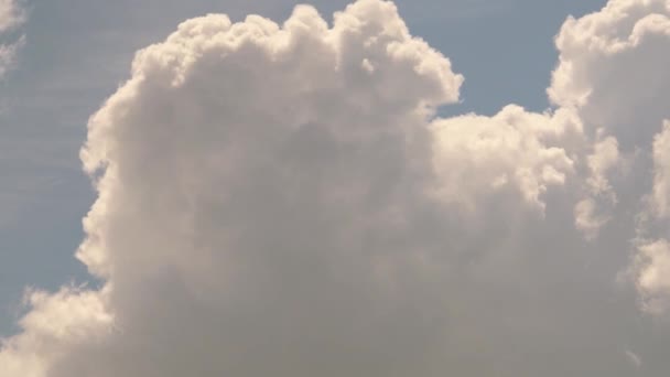 Céu bonito acima do oceano com nuvens rosa. grandes nuvens cumulus giram rapidamente no céu. Nuvens tropicais tempestuosas épicas ao pôr do sol. close-up. 4K UHD — Vídeo de Stock