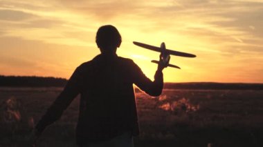 Kız pilot ve astronot olmak istiyor. Ağır çekim. Mutlu kız gün batımında oyuncak bir uçakla sahada koşuyor. Çocuklar oyuncak uçak oynuyorlar. Gençler uçmayı ve pilot olmayı hayal eder..