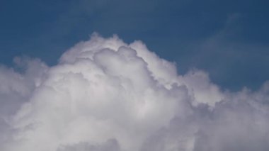 Okyanusun üzerindeki pembe bulutlu güzel gökyüzü. Büyük kümülüs bulutları gökyüzünde hızla dönerler. Gün batımında destansı fırtınalı tropik bulutlar. Yakın plan. 4K UHD