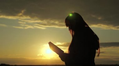 Bir kadın güneş ışınlarıyla kitap okuyor. Adam dışarıda İncil okuyor. Bir adam İncil 'i elinde tutuyor ve dağın tepesinde gündoğumunda Tanrı' nın kelamını okuyor. O sayfalarda, gerçeğin peşindedirler..