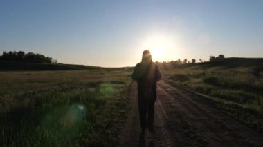 Özgür genç adam yazın şafakta parkta antrenman yapıyor. Sağlıklı bir adam spor yapıyor, kırsalda koşuyor. Koşucu adam temiz hava soluyor. Sportif ve sağlıklı yaşam tarzı