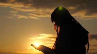Bir kadın güneş ışınlarıyla kitap okuyor. Adam dışarıda İncil okuyor. Bir adam İncil 'i elinde tutuyor ve dağın tepesinde gündoğumunda Tanrı' nın kelamını okuyor. O sayfalarda, gerçeğin peşindedirler..